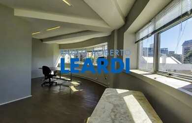 Imagem: O depósito possui 2 Vagas na garagem, 56m² de Área e está