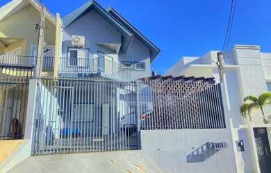 Imagem: A casa possui 3 Dormitórios, 1 Banheiro, 1 Vaga na garagem