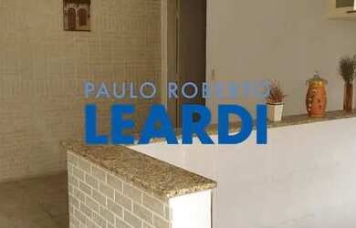 Imagem: A casa possui 1 Dormitório, 1 Banheiro, 1 Vaga na garagem