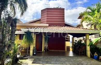 Imagem: A casa possui 3 Dormitórios, 3 Banheiros, 4 Vagas na garagem