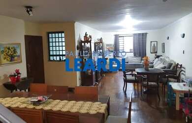 Imagem: A casa possui 3 Dormitórios, 3 Banheiros, 2 Vagas na garagem