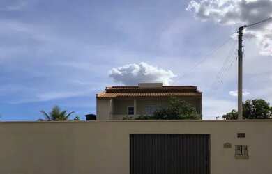 Imagem: A casa possui 4 Dormitórios, 2 Banheiros, 5 Vagas na garagem