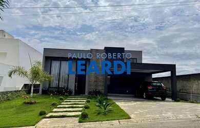 Imagem: A casa possui 3 Dormitórios, 4 Banheiros, 2 Vagas na garagem