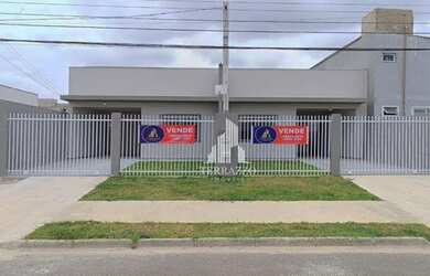 Imagem: A casa possui 3 Dormitórios, 2 Banheiros, 2 Vagas na garagem