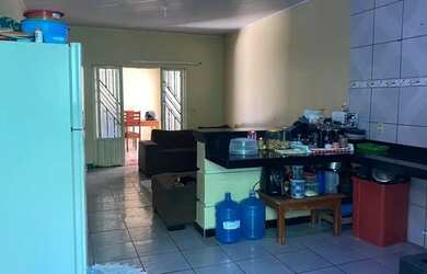 Imagem: A casa possui 3 Dormitórios, 1 Banheiro, 2 Vagas na garagem