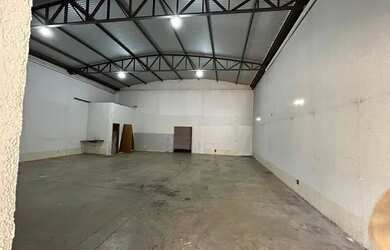 Imagem: O depósito possui 5 Vagas na garagem e 280m² de Área e está