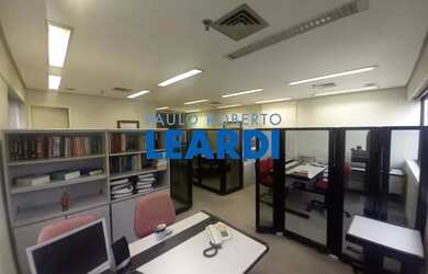 Imagem: O depósito possui 2 Vagas na garagem e 56m² de Área e está