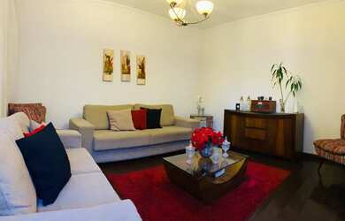 Imagem: A casa possui 3 Dormitórios, 2 Banheiros, 1 Vaga na garagem