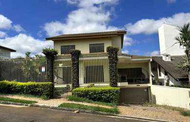 Imagem: A casa possui 3 Dormitórios, 4 Banheiros, 4 Vagas na garagem