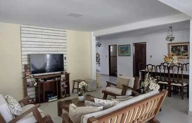 Imagem: A casa possui 3 Dormitórios, 5 Banheiros, 5 Vagas na garagem