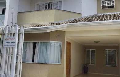 Imagem: A casa possui 3 Dormitórios, 3 Banheiros, 2 Vagas na garagem