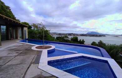 Imagem: A casa possui 4 Dormitórios, 4 Banheiros, 5 Vagas na garagem