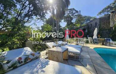 Imagem: A casa possui 5 Dormitórios, 5 Banheiros, 5 Vagas na garagem