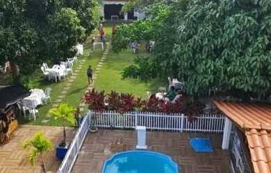 Imagem: A casa possui 4 Dormitórios, Acomodam 15 pessoas, 4 Vagas na