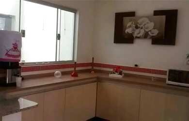 Imagem: A casa possui 3 Dormitórios, 3 Banheiros, 4 Vagas na garagem