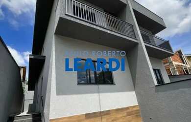 Imagem: A casa possui 3 Dormitórios, 3 Banheiros, 2 Vagas na garagem