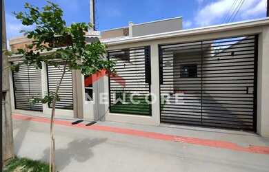 Imagem: A casa possui 3 Dormitórios, 2 Banheiros, 2 Vagas na garagem