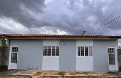 Imagem: A casa possui 2 Dormitórios, 1 Banheiro, 4 Vagas na garagem