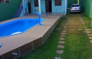 Imagem: A casa possui 2 Dormitórios, Acomodam 12 pessoas, 4 Vagas na