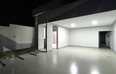 Imagem: A casa possui 3 Dormitórios, 2 Banheiros, 2 Vagas na garagem