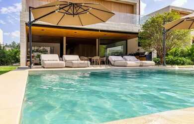 Imagem: A casa em condomínio possui 4 Dormitórios, 5 Banheiros, 5