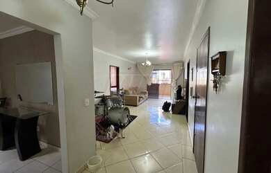 Imagem: A casa possui 5 Dormitórios, 3 Banheiros, 4 Vagas na garagem