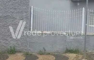 Imagem: A casa possui 3 Dormitórios, 2 Banheiros, 3 Vagas na garagem