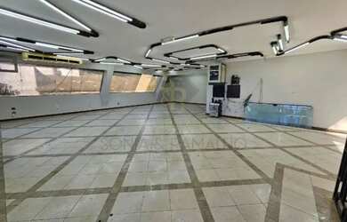 Imagem: O depósito possui 1 Vaga na garagem e 408m² de Área e está