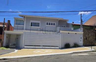 Imagem: A casa possui 4 Dormitórios, 4 Banheiros, 5 Vagas na garagem