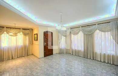 Imagem: A casa possui 3 Dormitórios, 4 Banheiros, 2 Vagas na garagem