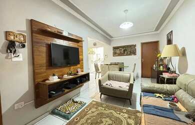 Imagem: A casa possui 3 Dormitórios, 2 Banheiros, 2 Vagas na garagem