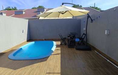 Imagem: A casa possui 2 Dormitórios, Acomodam 7 pessoas, 2 Vagas na