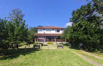 Imagem: A casa possui 5 Dormitórios, 5 Banheiros, 2 Vagas na garagem