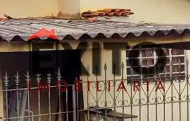 Imagem: A casa possui 2 Dormitórios, 1 Banheiro, 2 Vagas na garagem