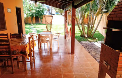 Imagem: A casa possui 2 Dormitórios, 2 Vagas na garagem e está localizado