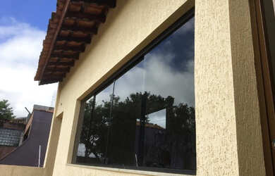 Imagem: A casa possui 3 Dormitórios, 3 Banheiros, 1 Vaga na garagem