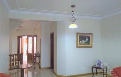 Imagem: A casa possui 3 Dormitórios, 3 Banheiros, 3 Vagas na garagem