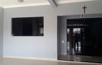 Imagem: A casa possui 4 Dormitórios, 3 Banheiros, 2 Vagas na garagem