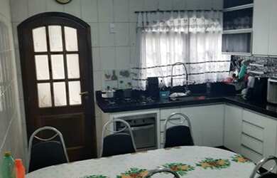 Imagem: A casa possui 2 Dormitórios, 2 Banheiros, 2 Vagas na garagem