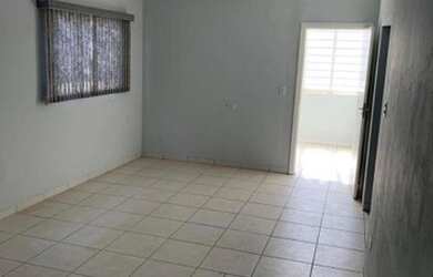 Imagem: A casa possui 2 Dormitórios, 2 Banheiros, 2 Vagas na garagem