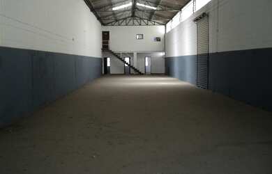 Imagem: O depósito possui 4 Vagas na garagem e 450m² de Área e está