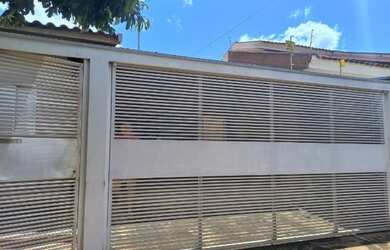 Imagem: A casa possui 3 Dormitórios, 3 Banheiros, 2 Vagas na garagem