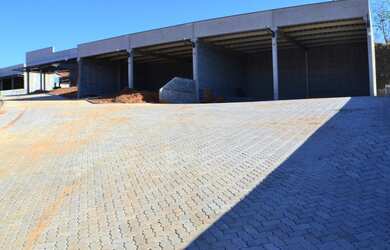 Imagem: O depósito possui 5 Vagas na garagem, 100m² de Área e está