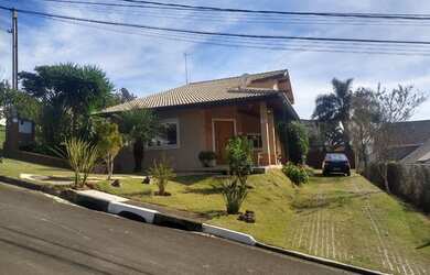 Imagem: A casa em condomínio possui 3 Dormitórios, 3 Banheiros, 4