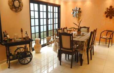 Imagem: A casa possui 5 Dormitórios, 5 Banheiros, 5 Vagas na garagem