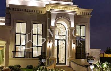 Imagem: A casa possui 4 Dormitórios, 5 Banheiros, 2 Vagas na garagem