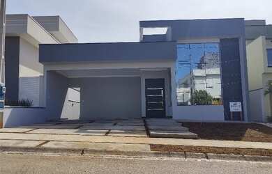 Imagem: A casa em condomínio possui 3 Dormitórios, 3 Banheiros, 4