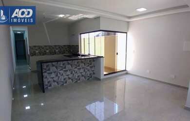 Imagem: A casa possui 3 Dormitórios, 1 Banheiro, 3 Vagas na garagem