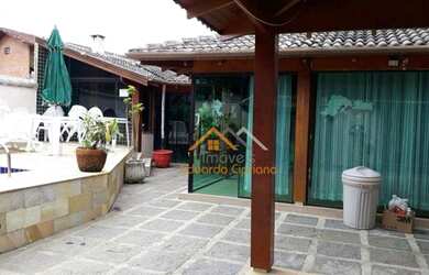 Imagem: A casa possui 4 Dormitórios, 4 Banheiros, 2 Vagas na garagem