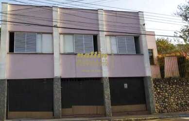 Imagem: A casa possui 3 Dormitórios, 3 Banheiros, 4 Vagas na garagem